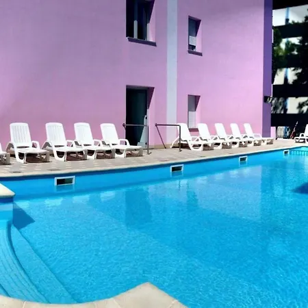 Апартаменти Stylish With Outdoor Pool